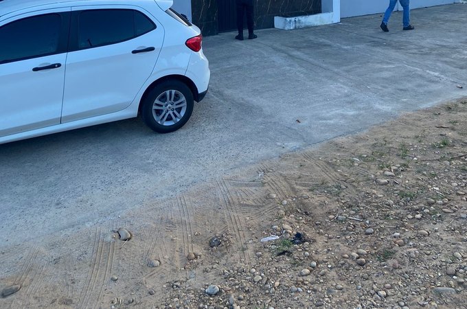 Polícia Civil cumpre mandado em casa de suspeito de participar de homicídio de taxista, em Coruripe