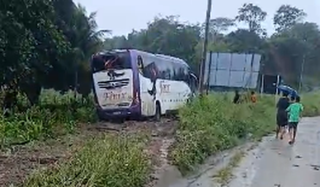 Ônibus para às margens da AL-110 após saída de pista em Taquarana