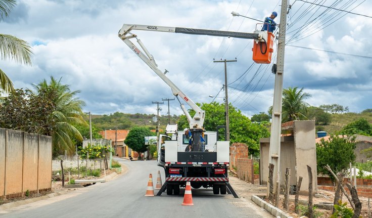 Prefeitura de Traipu realiza troca de lâmpadas comuns por LED no Povoado Olho D’Água do Campo
