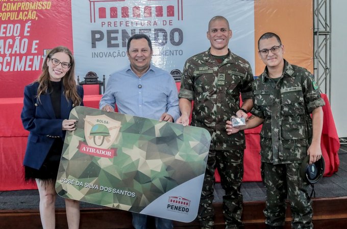 Prefeitura de Penedo entrega cartão do Programa Bolsa Atirador para jovens do Tiro de Guerra