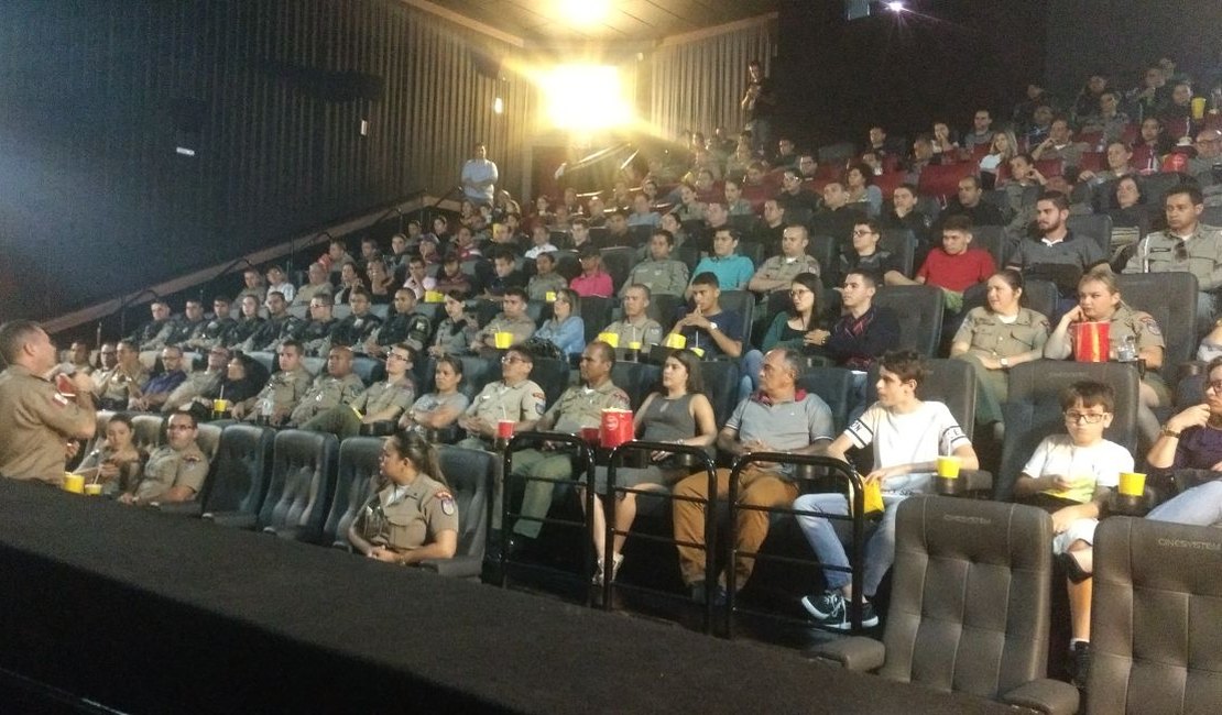 Comemoração alusiva ao Dia do Soldado reúne policiais do 3º BPM no cinema em Arapiraca