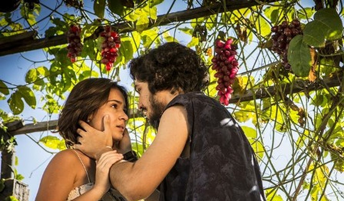 Olívia cede para beijar Miguel, mas casal é interrompido