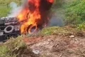 Caminhão pega fogo após tombar em ribanceira na zona rural de São Miguel dos Campos