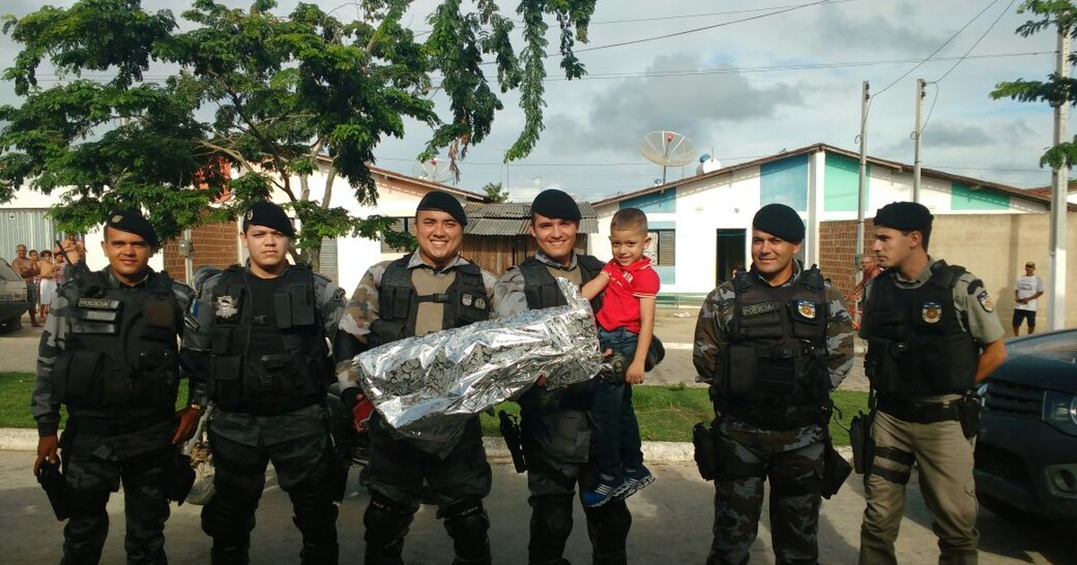 Garoto fã da PM recebe visita surpresa no dia de seu aniversário Já é