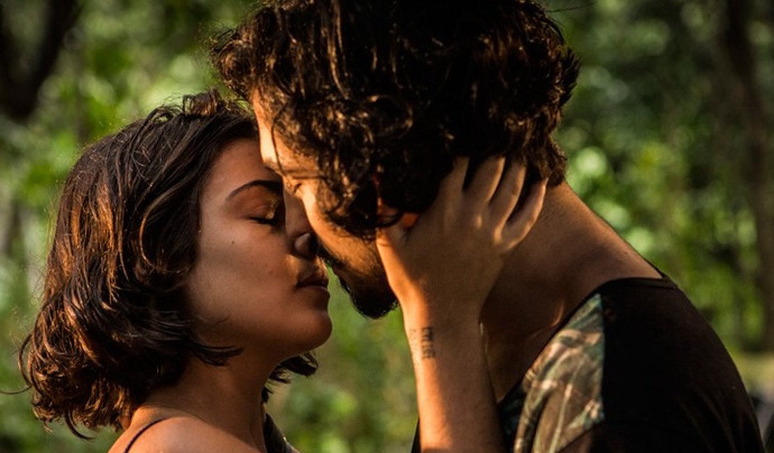 Miguel e Olívia provocam espanto com beijo