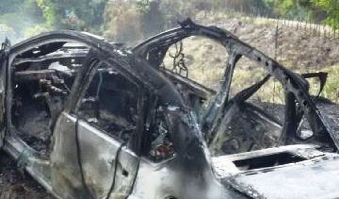 Veículo usado em assalto pega fogo durante perseguição e troca de tiros