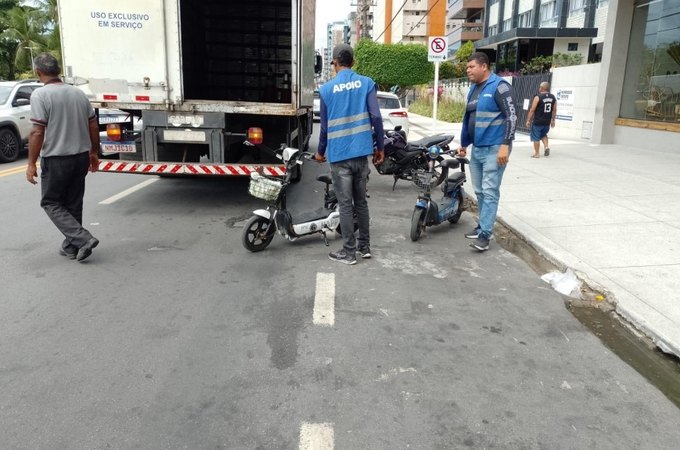 Bicicletas elétricas usadas em aluguel irregular são apreendidas na orla de Maceió