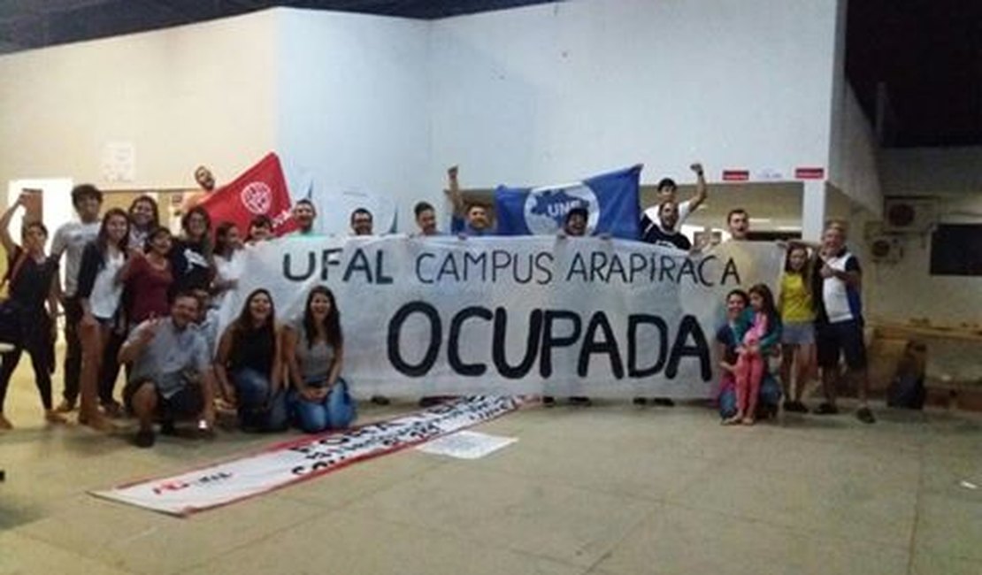 Estudantes da Ufal Arapiraca ocupam campus na noite deste domingo (23)