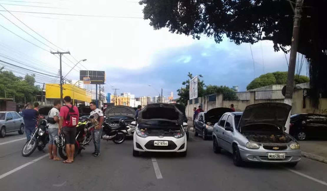 Motoristas de apps de transporte de passageiros fecham avenida em Maceió