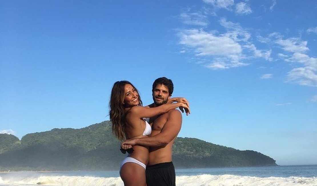 Sabrina Sato e Duda Nagle posam abraçadinhos na praia