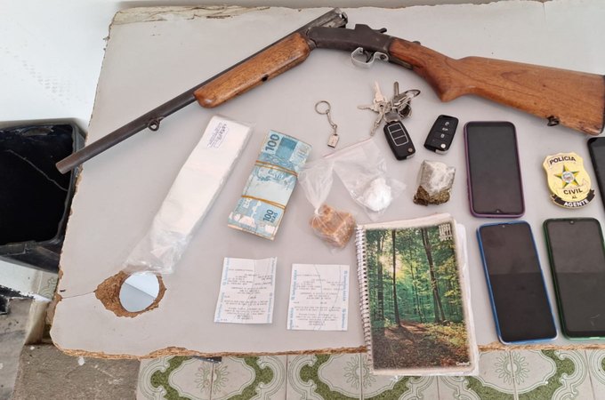 Operação apreende drogas, armas e carros clonados em Feira Grande; dois homens foram presos