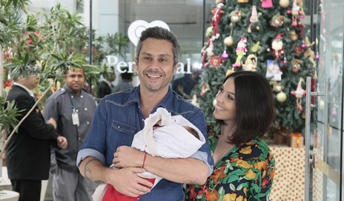 Alexandre Nero e Karen Brusttollin deixam maternidade com Noá