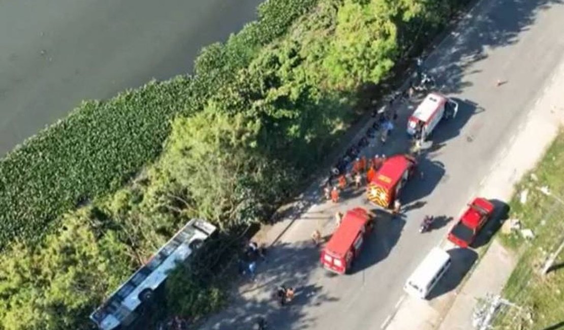 Ônibus cai em canal na zona oeste do Rio e deixa 33 feridos