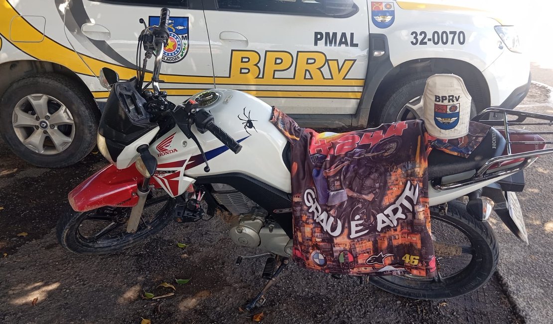 Jovem é flagrado empinando moto e acaba detido na AL-220, em Limoeiro de Anadia