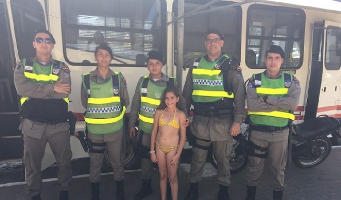 Polícia Militar encontra criança perdida na praia da Ponta Verde