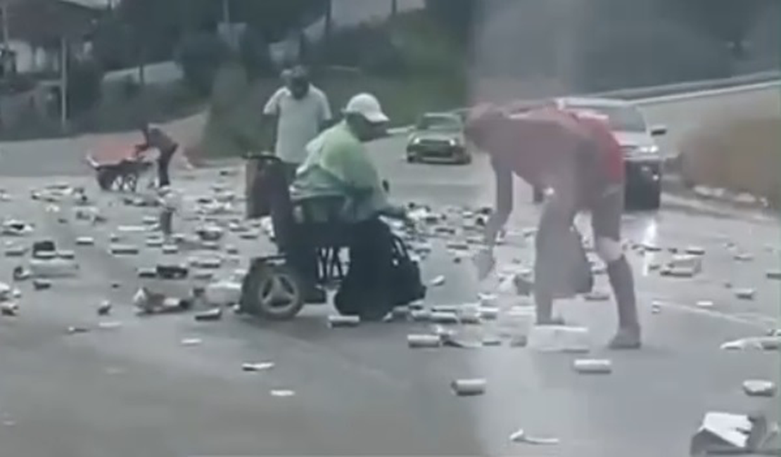 Carga de cerveja cai na BR-101 e é saqueada por populares em rodovia alagoana