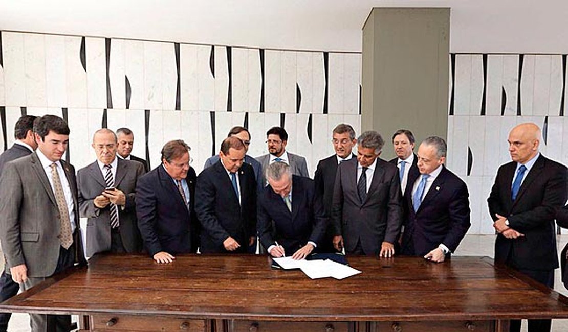 Presidente Michel Temer oficializa escolha de ministros