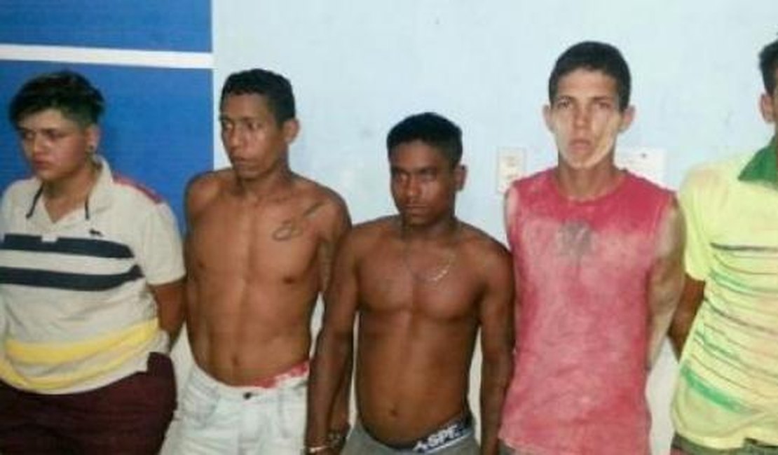 Suspeitos em assaltos, cinco jovens são detidos em Delmiro Gouveia, AL