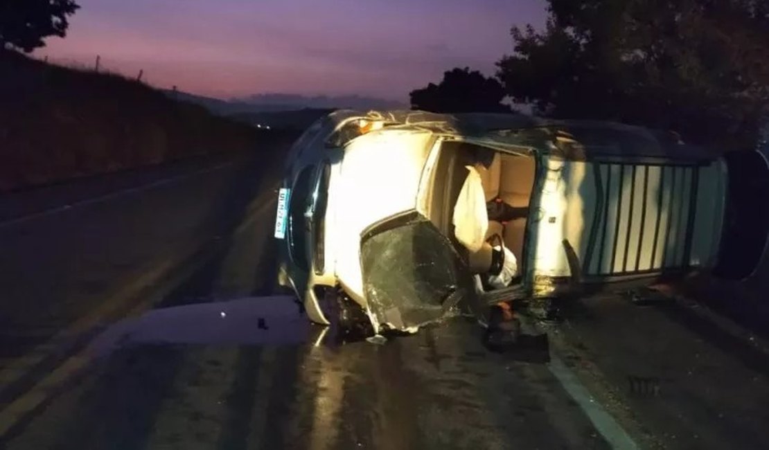 Colisão de carro em animal deixa feridos na BR-104, em União dos Palmares
