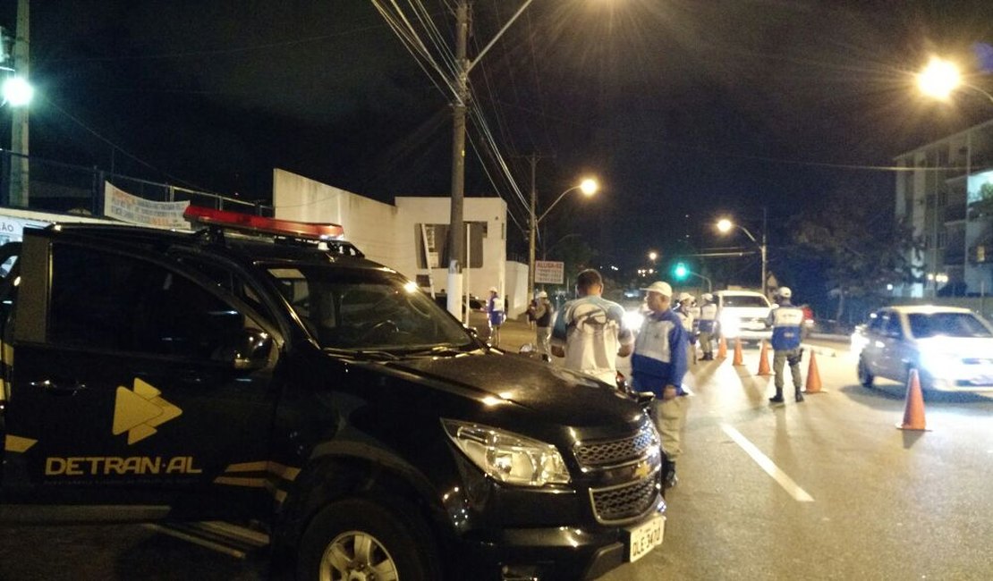 Condutor é detido acusado de embriaguez ao volante em Maceió