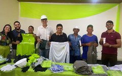 Prefeitura de Junqueiro entrega novos fardamentos e EPIs a garis e profissionais da limpeza pública