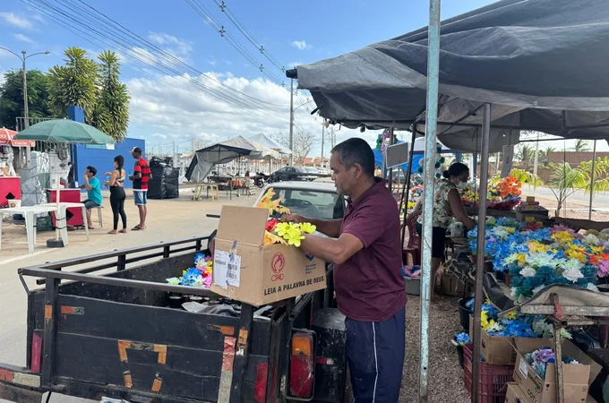 Movimento intenso nas portas dos cemitérios de Arapiraca marca início das vendas para o Dia de Finados