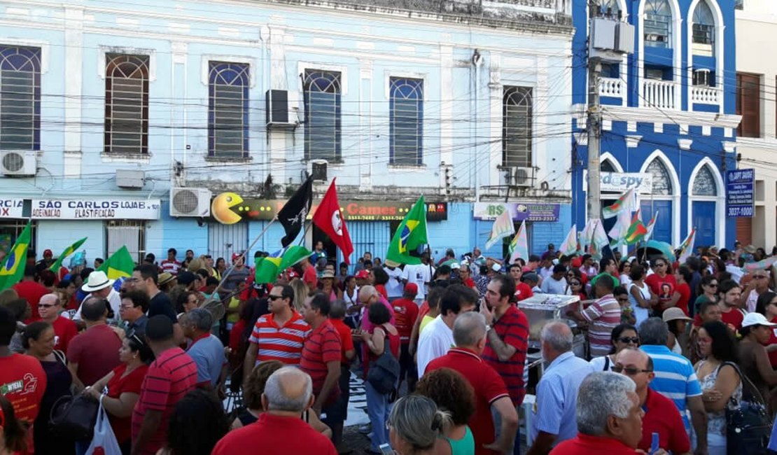 Protesto no Centro de Maceió defende o governo Dilma