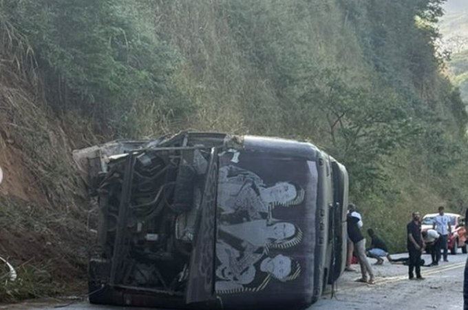 Acidente com ônibus da banda de forró deixa seis feridos, no interior baiano