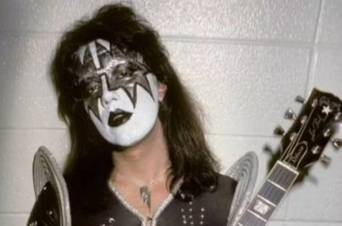 Morre guitarrista fundador da banda KISS, Ace Frehley, aos 74 anos