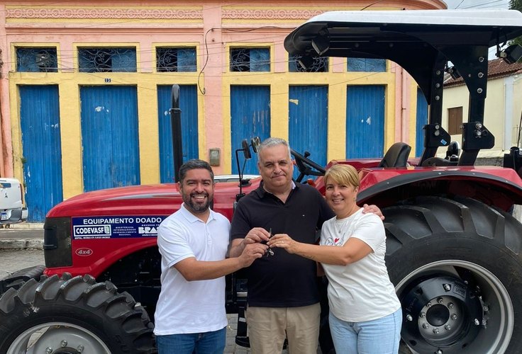 Alfredo Gaspar entrega caminhão frigorífico e trator para Viçosa e reforça investimentos na saúde; total de emendas somam R$ 3.154.200,00