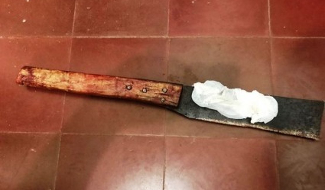 Suspeito de tentativa de homicídio afirma que mancha em faca seria ketchup