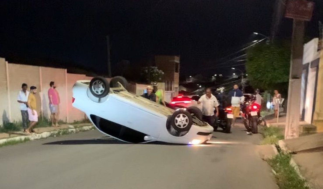Condutor inabilitado perde controle da direção e veículo capota ao fazer curva, no bairro Cavaco, em Arapiraca