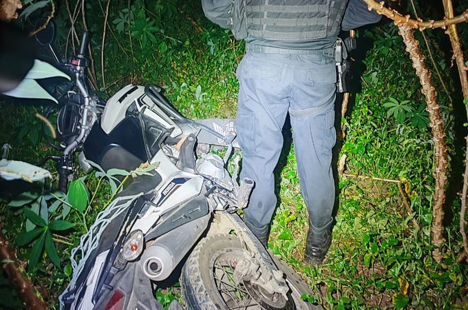 Moto é recuperada pela polícia em plantação de mandioca em Arapiraca