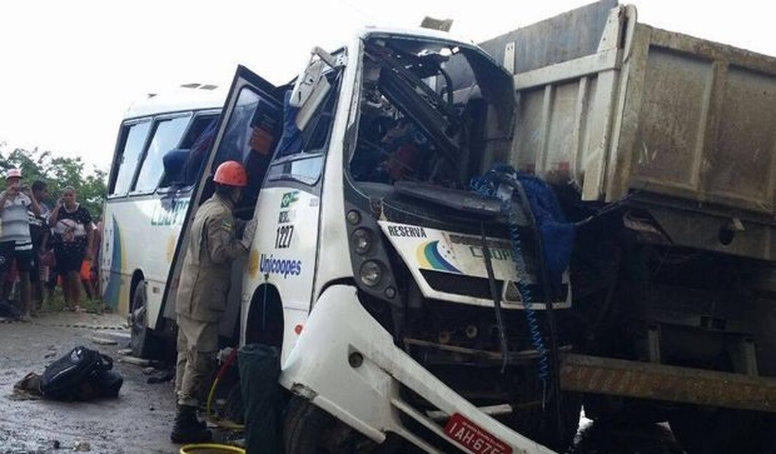 Acidente entre micro-ônibus e caminhão deixa mortos e feridos