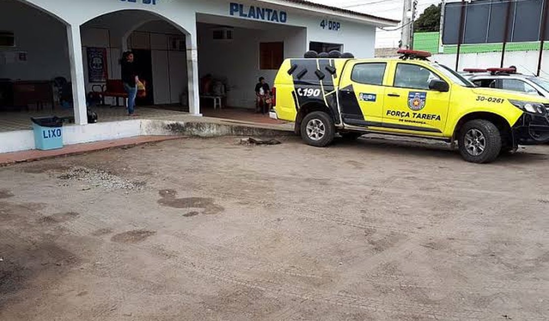 Homem é preso após atear fogo em quarto da casa onde morava com esposa e filha, em Arapiraca