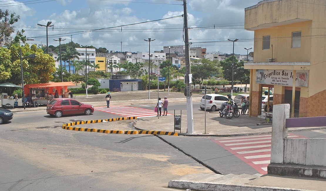SMTT prioriza pedestre com faixa e sinalização para veículos em Arapiraca