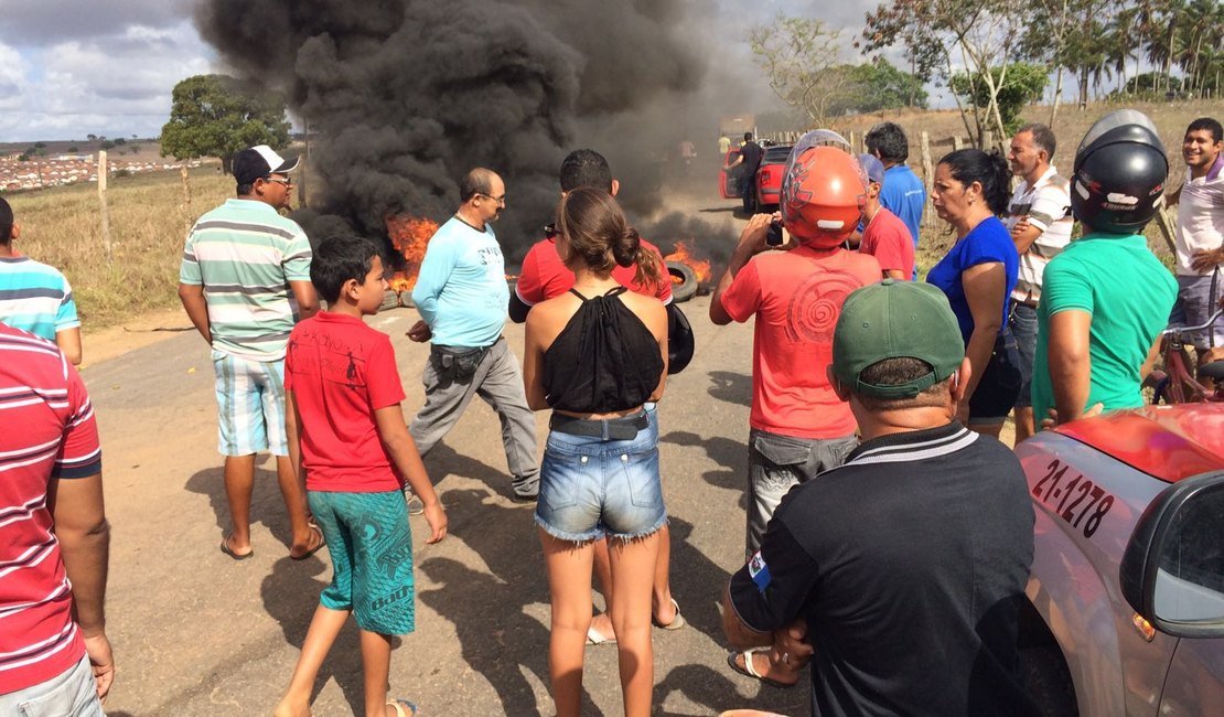 Vídeo: Marchantes e moradores bloqueiam entrada da Frigovale durante protesto em Arapiraca