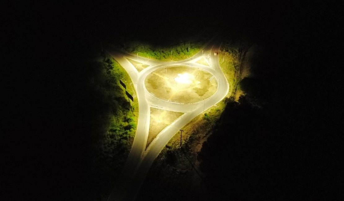 Iluminação da rotatória do Trevo da PAISA se torna realidade em Penedo