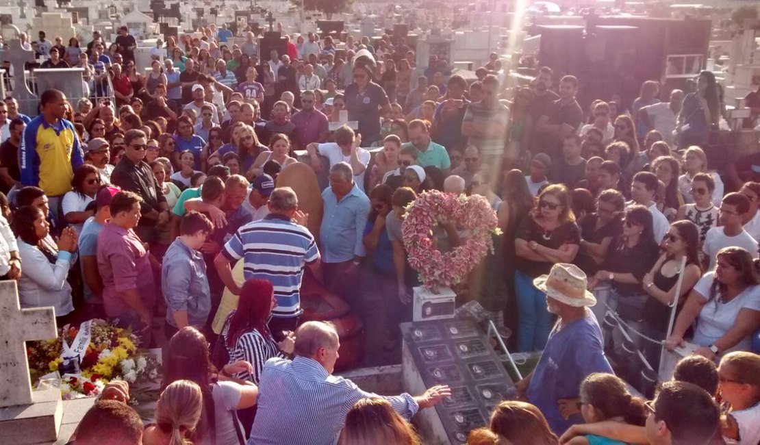 Sob forte comoção, familiares e amigos se despedem do professor Israel Macedo