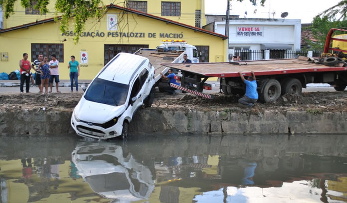 Carro cai no Riacho Salgadinho e motorista é resgatado por populares