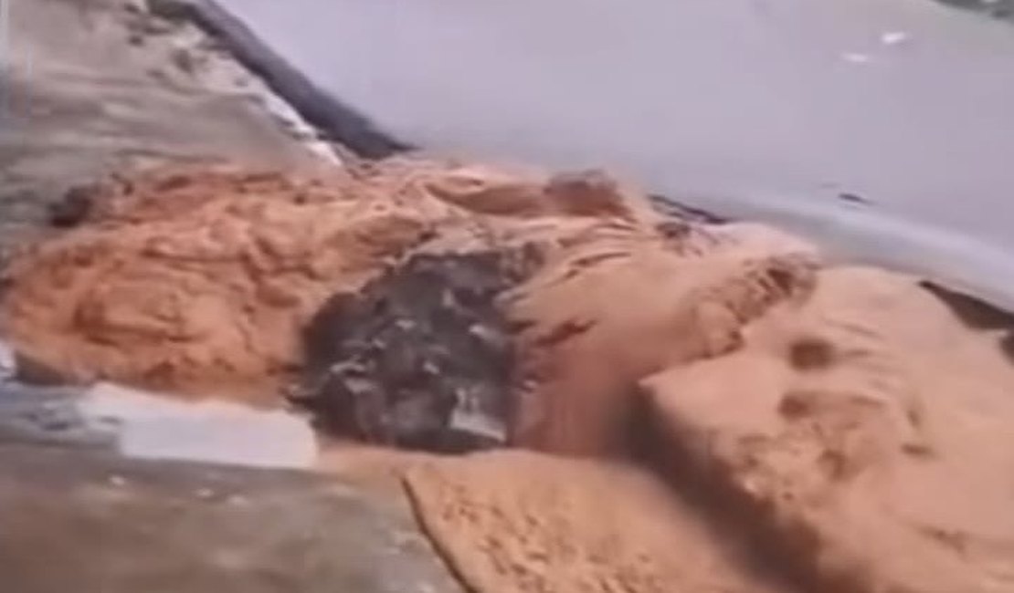Rompimento de asfalto e transbordamento de lama assustam moradores no bairro Bom Parto, em Maceió