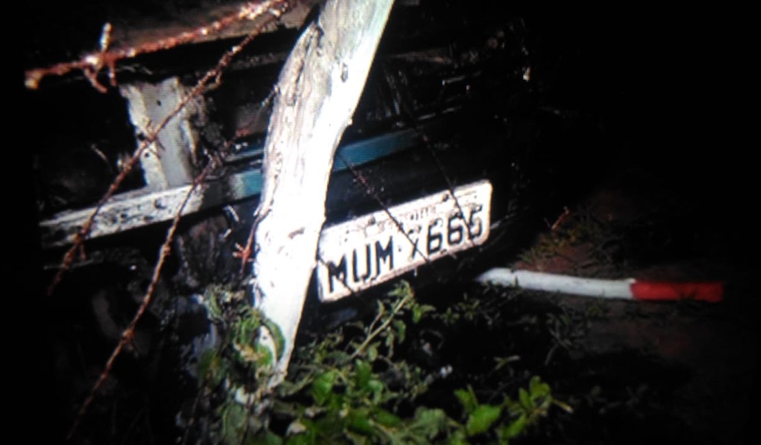 Carro utilizado no assassinato de prestador de serviço do presídio é encontrado carbonizado