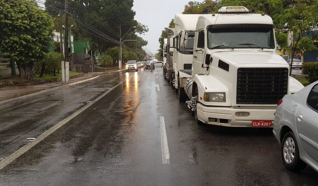 Caminhões liberam Av. Fernandes Lima, em Maceió, após negociação