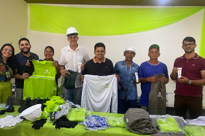 Prefeitura de Junqueiro entrega novos fardamentos e EPIs a garis e profissionais da limpeza pública