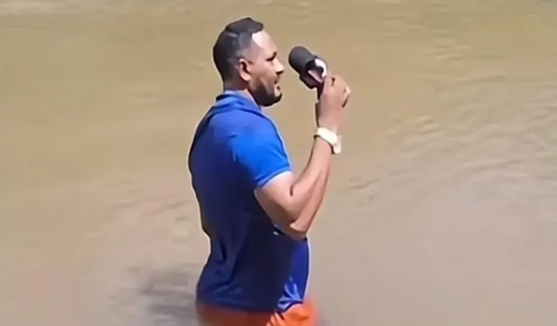 Enquanto gravava matéria sobre afogamento, repórter pisa em corpo de menina que estava desaparecida