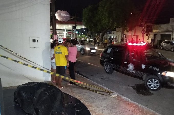 Vídeo. Homem de 58 anos passa mal e morre em calçada de residência no Centro de Arapiraca