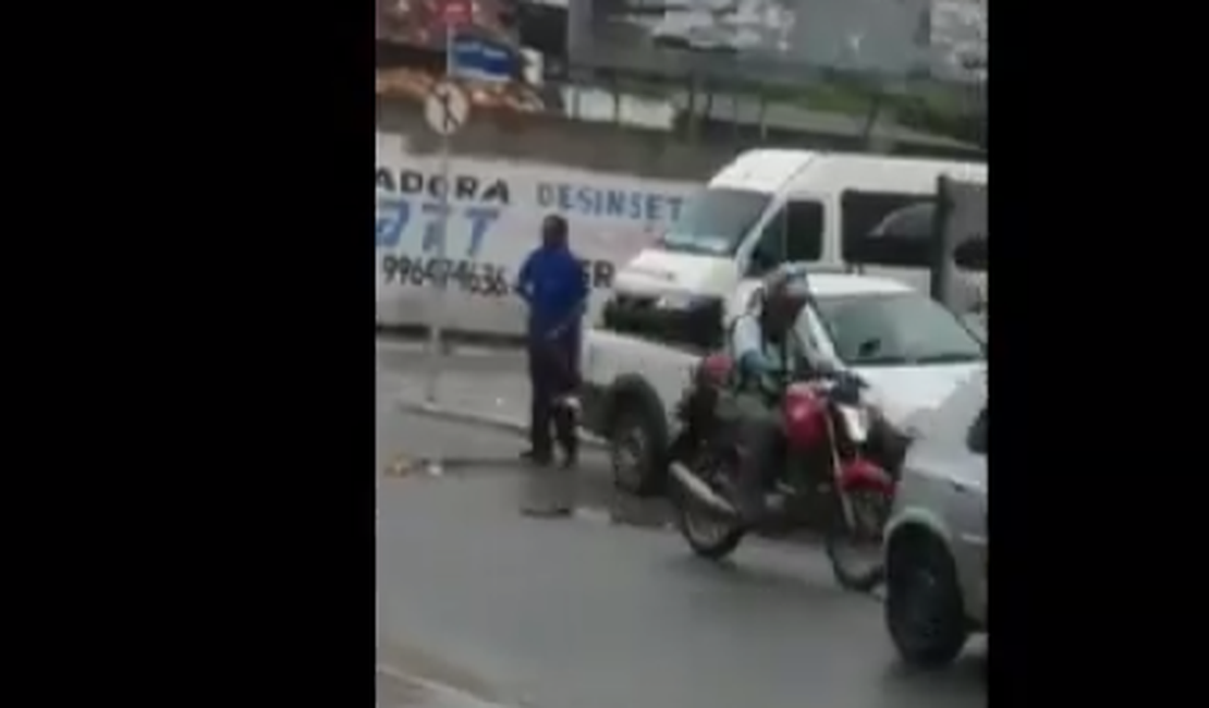 Vídeo. Funcionário de empresa de ônibus é flagrado tapando buracos em Arapiraca