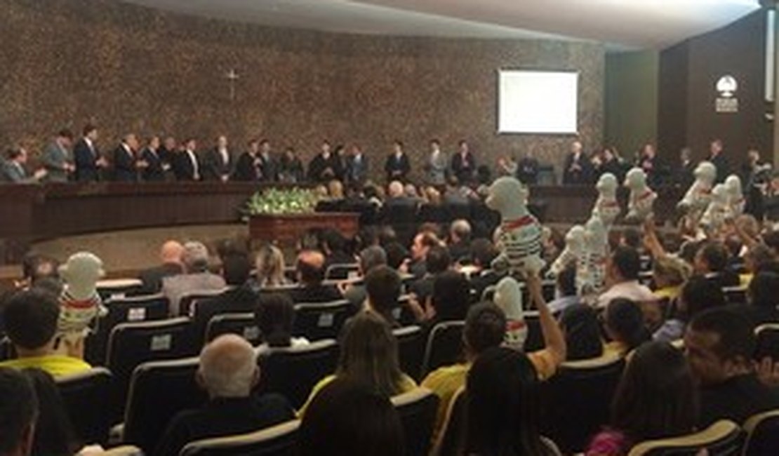 Presidente do STF é recebido com protesto em Maceió