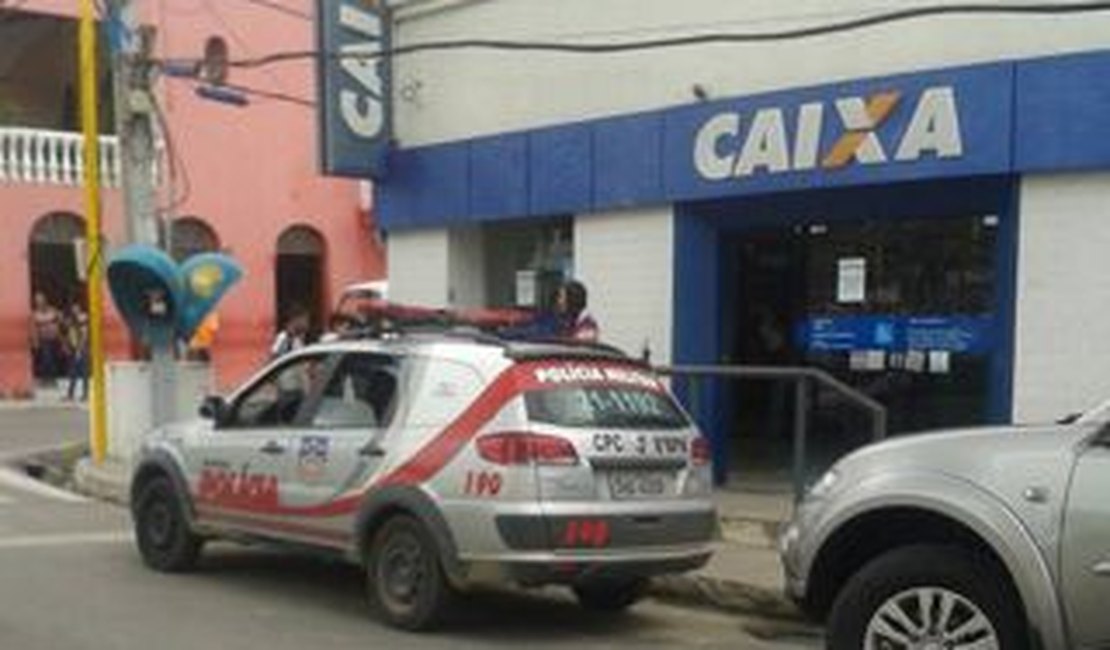 Bandidos invadem agência bancária de Pilar, roubam dinheiro e agridem gerente