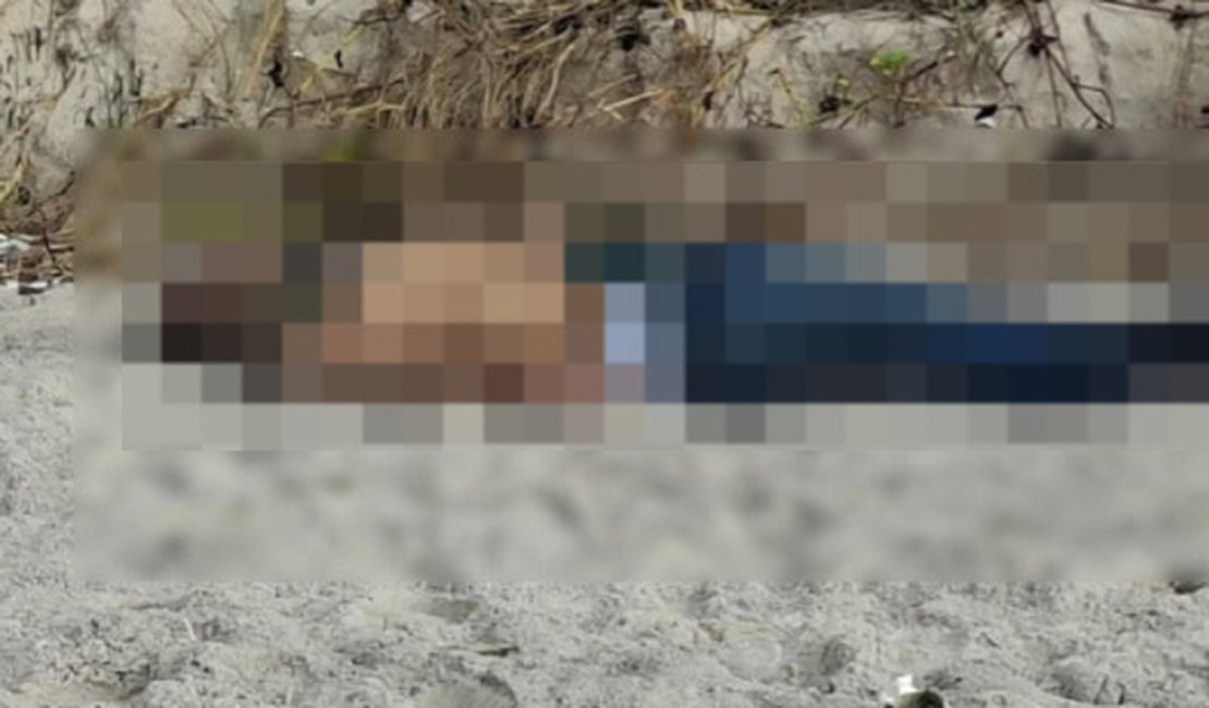 Homem é encontrado morto na faixa de areia da Praia do Sobral, em Maceió